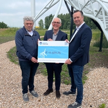 Bennie Blom, wethouder gemeente Moerdijk, Riny van Rinsum, voorzitter Jeugdfonds Sport & Cultuur Brabant en Henk Werkman, projectdirecteur Windunie